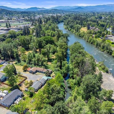 526 Edgewater Dr, Grants Pass, OR 97527