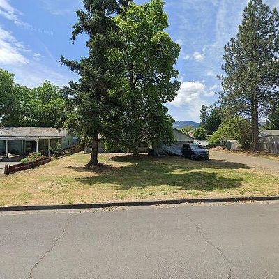 647 Ipson Dr, Medford, OR 97501