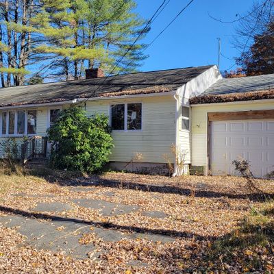 11 Hinkley St, Lisbon Falls, ME 04252