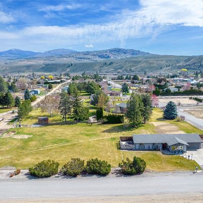 11 W Parkway St, Omak, WA 98841