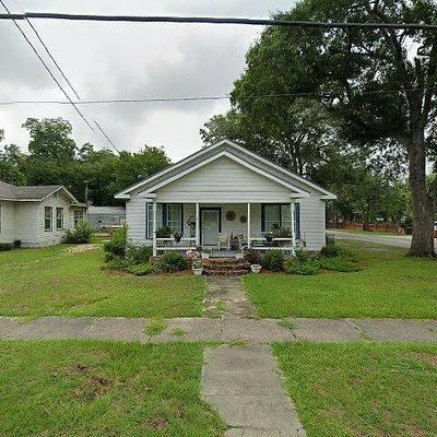 706 Harvey St, Millen, GA 30442