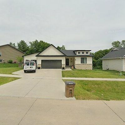 825 Sunburst Dr, Pleasant Hill, IA 50327