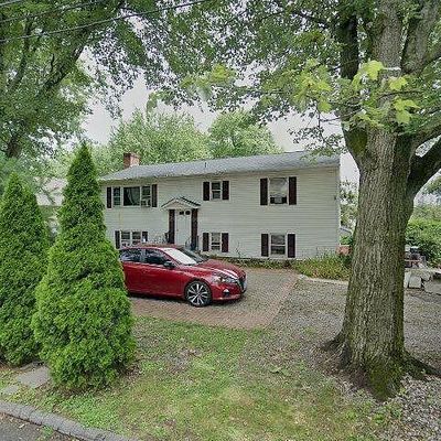 10 Robins Sq E, Norwalk, CT 06854