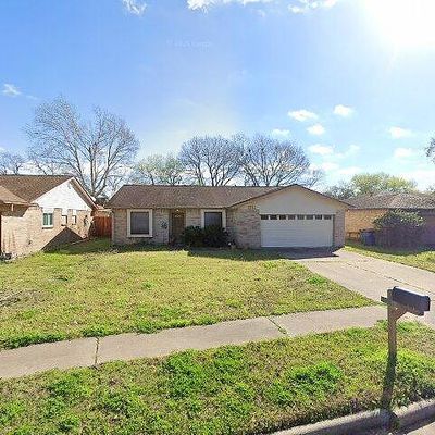 1041 Crossing Rd, Angleton, TX 77515