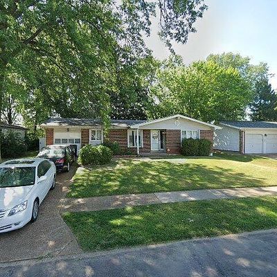 135 Bon Aire Dr, Florissant, MO 63033