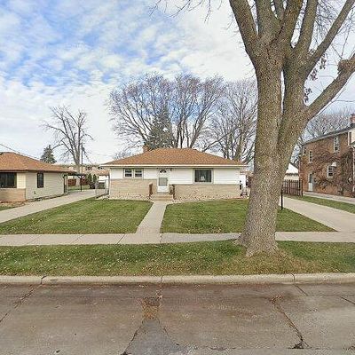 1224 E Norwich Ave, Saint Francis, WI 53235