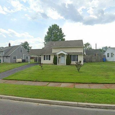 15 Red Maple Ln, Levittown, PA 19055