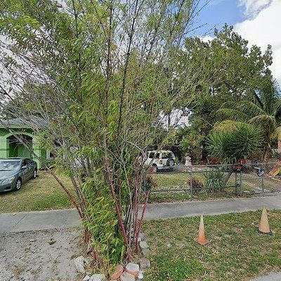 1945 Nw 47 Th St, Miami, FL 33142