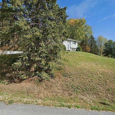 40 Pinecrest Dr, Seward, PA 15954