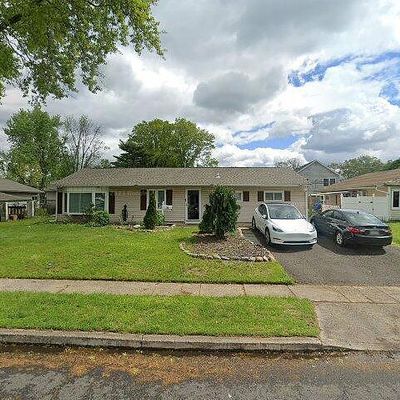 52 Old Spruce Ln, Levittown, PA 19055