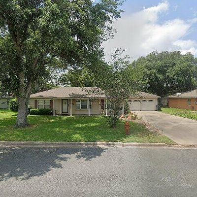 801 Trochta St, El Campo, TX 77437