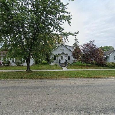 707 Center St E, Roseau, MN 56751