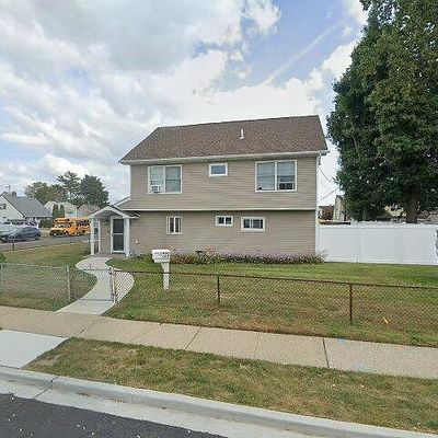 722 N Newbridge Rd, Levittown, NY 11756