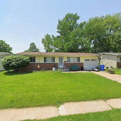 880 Bellarmine Ln, Florissant, MO 63031