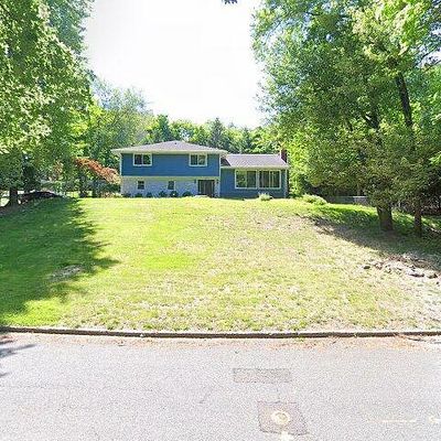 819 Handwerg Dr, River Vale, NJ 07675