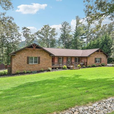 104 Robin Crest Dr, Hendersonville, NC 28791