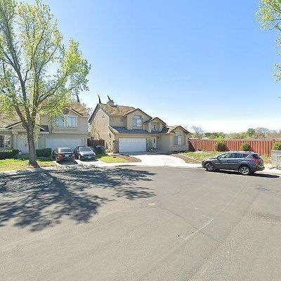 300 Falcon Ct, Tracy, CA 95376