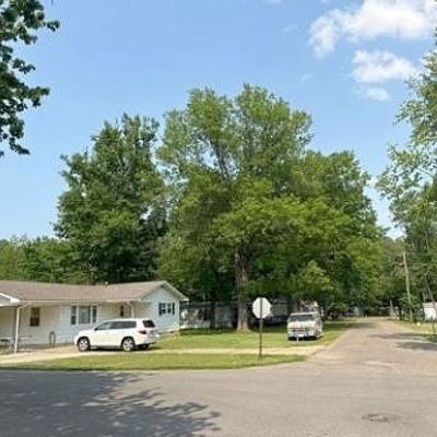 101 Hunt St, Dexter, MO 63841