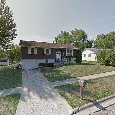 3233 W Knox Dr, Freeport, IL 61032