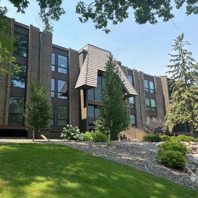 6075 Lincoln Drive #201, Edina, MN 55436