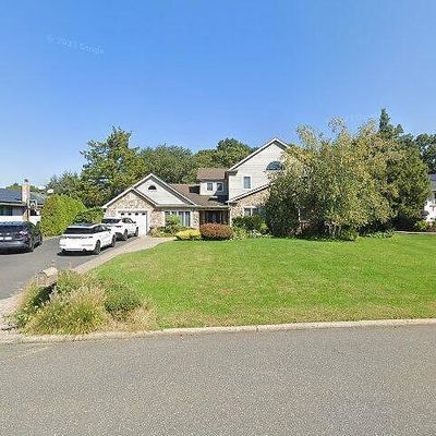 7 Coconut Dr, Commack, NY 11725