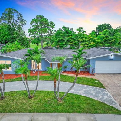 8733 Hershey Ln, Seminole, FL 33777