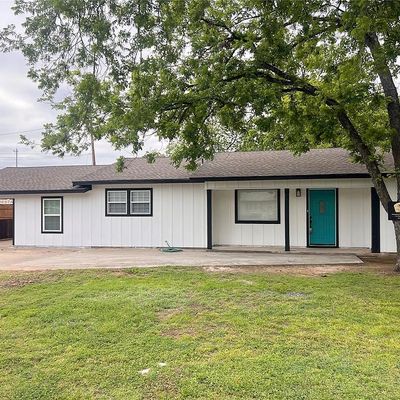 101 N 1 St St, Bangs, TX 76823