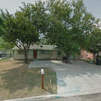 212 Breeze Dr, Devine, TX 78016