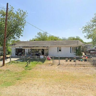 312 N Milam St, Pettus, TX 78146