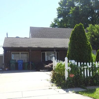 35 Jolly Ln, Levittown, PA 19055