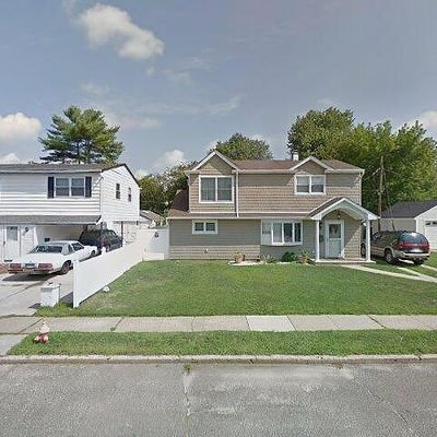 15 Reading Ln, Bethpage, NY 11714