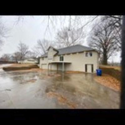 1805 63 Rd St, Des Moines, IA 50322