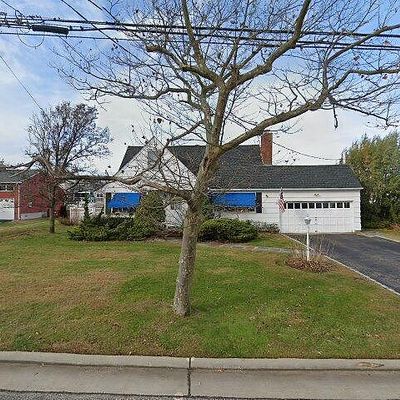 188 Sequams Lane Center, West Islip, NY 11795