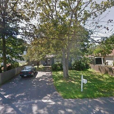 30 Hollywood Dr, Shirley, NY 11967