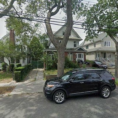 33 28 171 Street, Flushing, NY 11358