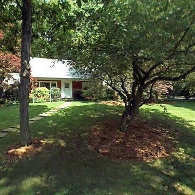 34 Taunton Lake Dr, Newtown, CT 06470