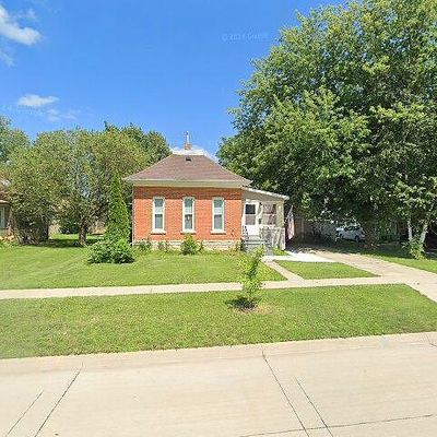 448 N Sycamore St, Monticello, IA 52310