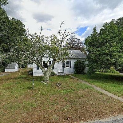 58 Mckenna Ave, Jewett City, CT 06351