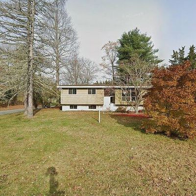 6 Blacksmith Dr, Ledyard, CT 06339