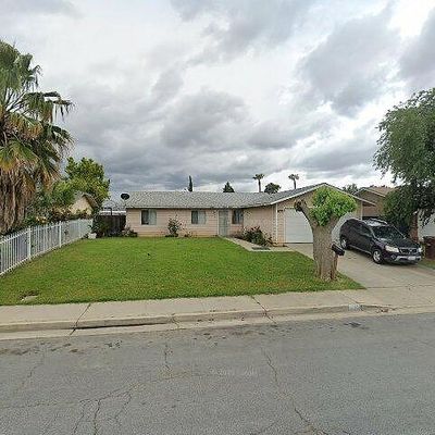 877 Sequoia Ave, Sanger, CA 93657