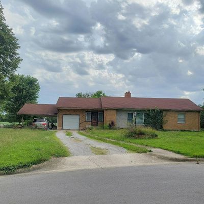 145 Crescent Dr, Lebanon, MO 65536