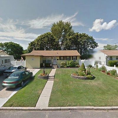 17 E Chestnut St, Central Islip, NY 11722