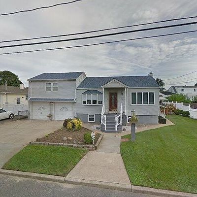 240 44 Th St, Lindenhurst, NY 11757