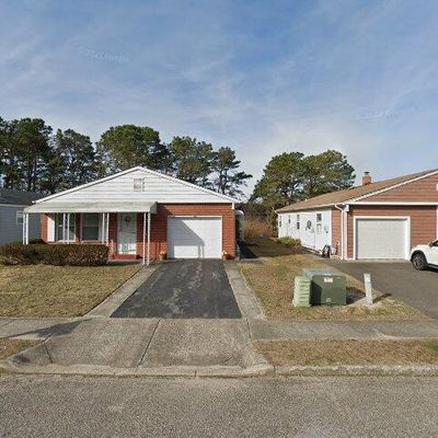 3 Chopin Ct, Toms River, NJ 08757