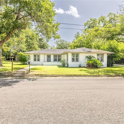 302 Smith St, Gonzales, TX 78629