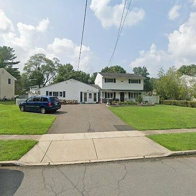 31 Emerald Rd, Kendall Park, NJ 08824