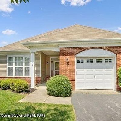 7 Greenways Ln, Lakewood, NJ 08701