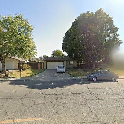 841 E Cinnamon Dr, Lemoore, CA 93245