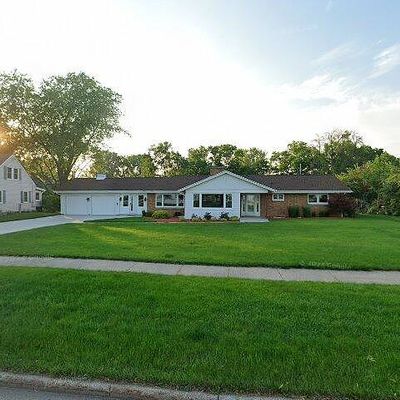 1810 Menominee Dr, Oshkosh, WI 54901