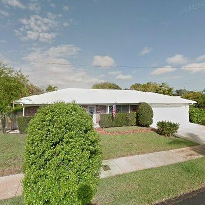 201 Worth Ct N, West Palm Beach, FL 33405